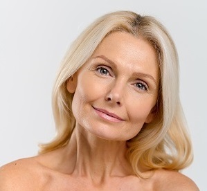 Gesicht von blonder Frau Mitte 50