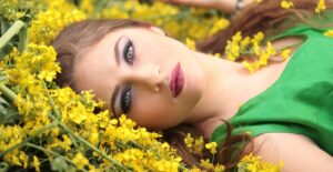 Frau liegend in Blumenwiese