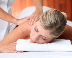 Frau bei Massage