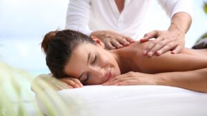 brünette frau genießt entspannende massage