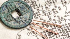 akupunkturnadeln aufliegend auf metallener scheibe