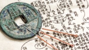 akupunkturnadeln aufliegend auf metallener scheibe