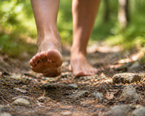 Barfuß auf unebenem Waldboden beim Gehen