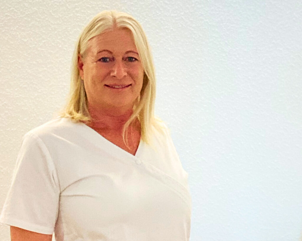 Simone Munz, Heilpraktikerin für Traditionelle Chinesische Medizin in Göppingen, lächelt freundlich in die Kamera