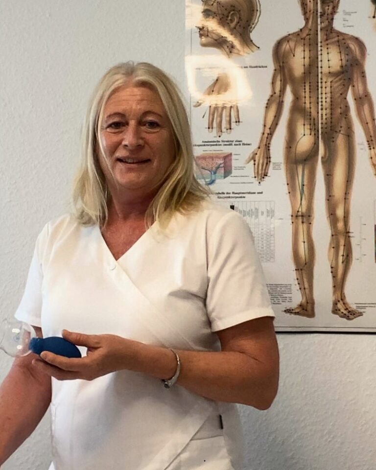 Heilpraktikerin Simone Munz zeigt Schröpfgläser für die Schröpftherapie in ihrer Naturheilpraxis in Göppingen